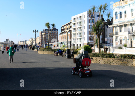 Vereinigtes Königreich West Sussex Worthing eine ältere Dame auf ein Shoprider Elektromobil auf der promenade Stockfoto