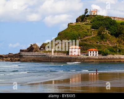 Der Strand von Ribadesella eine Stadt an der östlichen Küste von Asturien im Norden Spaniens Stockfoto