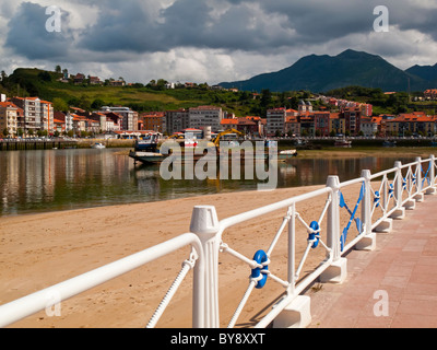 Der Strand von Ribadesella eine Stadt an der östlichen Küste von Asturien im Norden Spaniens mit Picos de Europa Gebirge sichtbar über Stockfoto