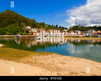 Der Strand von Ribadesella eine Stadt an der östlichen Küste von Asturien im Norden Spaniens Stockfoto