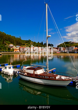 Boote im Hafen von Ribadesella eine Stadt an der östlichen Küste von Asturien im Norden Spaniens Stockfoto