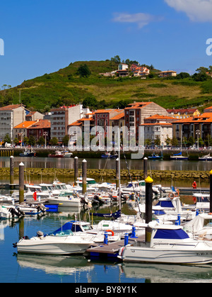 Boote im Hafen von Ribadesella eine Stadt an der östlichen Küste von Asturien im Norden Spaniens Stockfoto