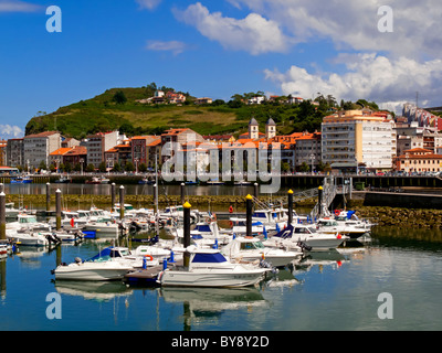 Boote im Hafen von Ribadesella eine Stadt an der östlichen Küste von Asturien im Norden Spaniens Stockfoto