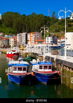 Angelboote/Fischerboote im Hafen von Ribadesella eine Stadt an der östlichen Küste von Asturien im Norden Spaniens Stockfoto