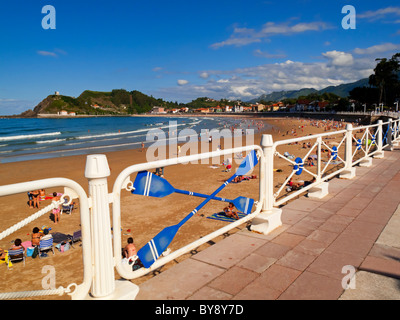 Die Promenade und den Strand von Ribadesella eine Stadt an der östlichen Küste von Asturien im Norden Spaniens Stockfoto