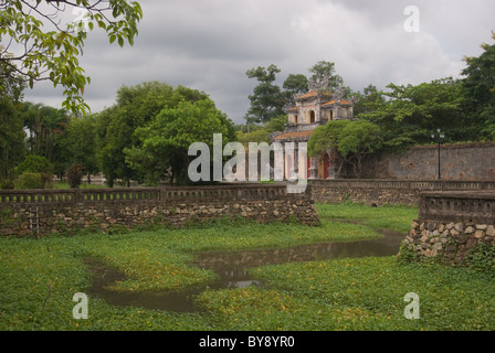 East Gate, das UNESCO Weltkulturerbe der Zitadelle von Hue in Vietnam. Stockfoto