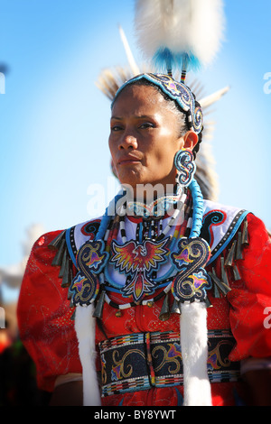 SCOTTSDALE, AZ - 7 Nov.: Tänzer teilnehmen in der 24. jährliche Red Mountain Eagle Pow Wow am 7. November 2010 in Scottsdale, AZ. Stockfoto