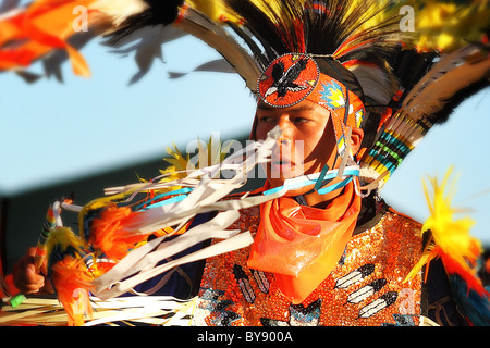 SCOTTSDALE, AZ - 7 Nov.: Tänzer teilnehmen in der 24. jährliche Red Mountain Eagle Pow Wow am 7. November 2010 in Scottsdale, AZ. Stockfoto