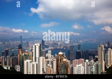 Victoria Peak, Hong Kong in den Tag, Sommer blauer klarer Himmel, wobei in Kowloon und Victoria Harbour zentralen Bankenviertel Stockfoto