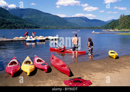 Whistler, BC, British Columbia, Kanada - Kajakfahrer Kajak in Kajaks auf Alta Lake, malerischen Westküste, Sommer Stockfoto