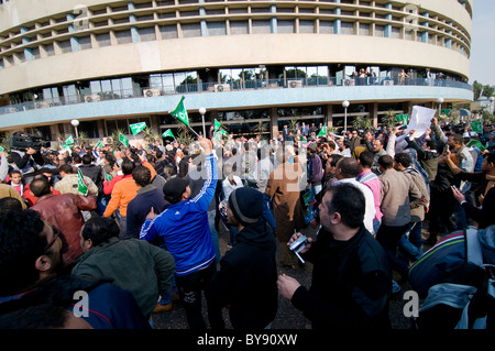 Am 25. Januar 2011 konfrontiert Ägypten den riesigen anti-Regierungs-Demos. Massen an staatliche tv Gebäude in Kairo. Stockfoto