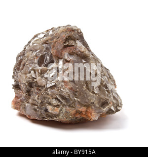 Stück von Glimmer oder Quarz-Rock aus niedrigen Perspektive isoliert auf weiss. Stockfoto