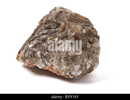 Stück von Glimmer oder Quarz-Rock aus niedrigen Perspektive isoliert auf weiss. Stockfoto