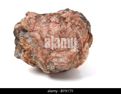 Stück von Glimmer oder Quarz-Rock aus niedrigen Perspektive isoliert auf weiss. Stockfoto