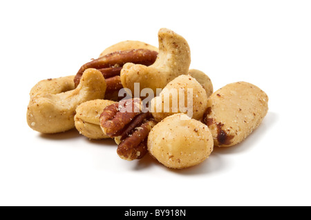 Gesalzene Nussmischung aus niedrigen Perspektive isoliert auf weiss. Stockfoto