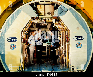 Owen K. Garriott, Vize-Präsident George Bush und Ulf Merbold Westdeutschlands, innen Spacelab im Kennedy Space Center. Stockfoto
