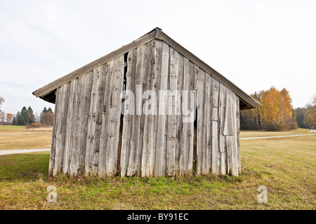 Holzvertäfelungen an einem kleinen alten Schuppen Stockfoto