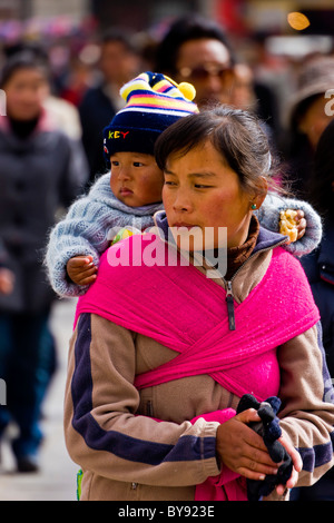 Tibetische Frauen Pilger mit Baby auf dem Rücken in die Barkhor, Lhasa, Tibet. JMH4476 Stockfoto