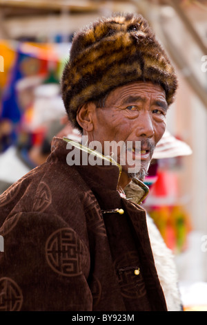 Alte tibetische Mann Pilger tragen Pelzhut in die Barkhor-Lhasa-Tibet. JMH4477 Stockfoto