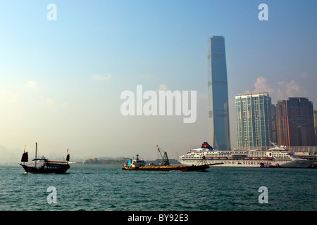 Die Skyline von Kowloon in den Tag zeigt die Größe von Hong Kong höchste Gebäude, das International Commerce Centre Stockfoto