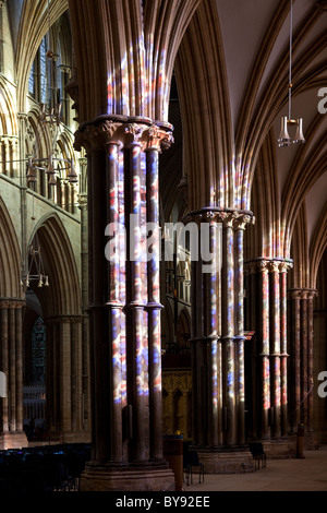 Lincoln Kathedrale Sonnenschein aus den Glasfenstern, fallen auf die Spalten Stockfoto