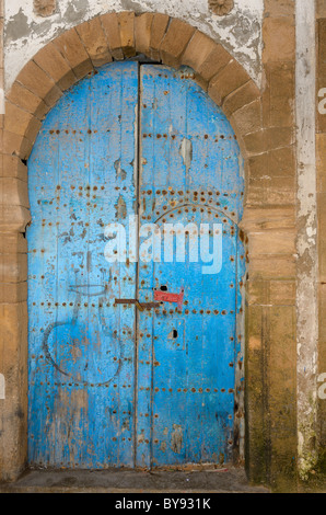 Alte baufällige blaue Tür mit Mauerwerk in Essaouira Medina Marokko Stockfoto