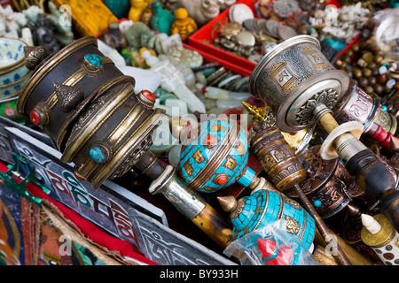 Tibetische Gebetsmühlen zum Verkauf auf Markt stall im Barkhor, Lhasa, Tibet. JMH4509 Stockfoto