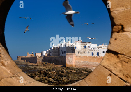 Norden Bastion und Stadtmauer von Essaouira Marokko von sqala du port Schlüsselloch Fenster angezeigt mit blauem Himmel Stockfoto