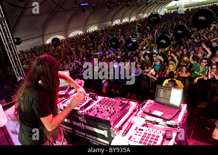 Bassnectar von Bühne mit einer tanzenden Menschenmenge und Wasserbälle fliegen. Live at Mile High Music Festival 2010. Stockfoto