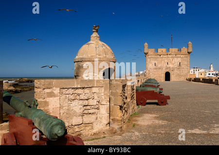 Alten steinernen Befestigungsanlagen des Sqala du Port Festung mit Kanonen und mit Sqala De La Ville Marokko Essaouira Stadt Stockfoto