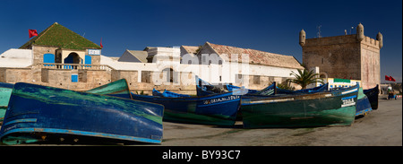 Panorama von grünen und blauen Angelboote/Fischerboote zum Verkauf an Sqala du Port Essaouira Marokko Stockfoto