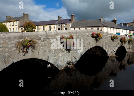 Brücke über den Fluss Carrowbeg, ausgeführt durch die Mall, Westport, County Mayo, Irland Stockfoto