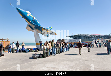 Cub & Boy Scouts bereiten sich auf die Nacht vor, USS Lexington. Stockfoto