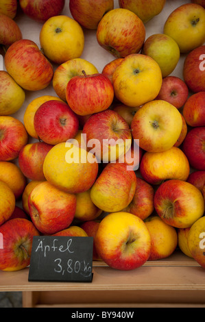 Äpfel für den Verkauf in einem Straßenmarkt in Passau, Bayern, Deutschland, Europa Stockfoto