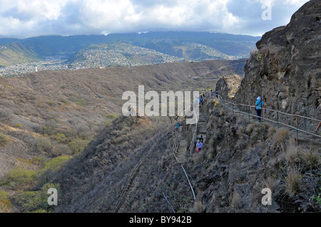 Wanderer auf Diamond Head Crater Trail State Monument Honolulu Hawaii Oahu Stockfoto