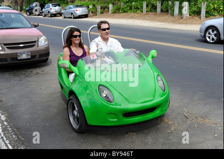 Paar in Mini Mietwagen besuchen Honolulu Hawaii Oahu Pazifischen Ozean Stockfoto