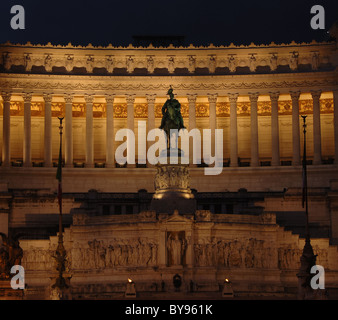 Italien. Rom. Nationales Denkmal von Viktor Emanuel II. Nachtansicht. Stockfoto