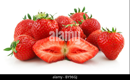 Reife in Scheiben geschnittene Erdbeeren, Isolated on White Stockfoto