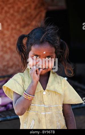 Glücklich Arm niedriger Kaste indischen Straße Mädchen lächelnd. Andhra Pradesh, Indien Stockfoto