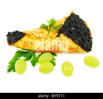 Kaviar-gefüllte Pfannkuchen und Trauben Stockfoto