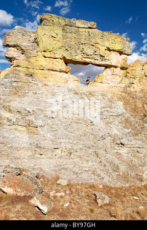 Das "Fenster" Rock-Feature im Isalo Nationalpark im Süden Madagaskars. Diese Region des Parks ist auf der Malaso-Schaltung. Stockfoto