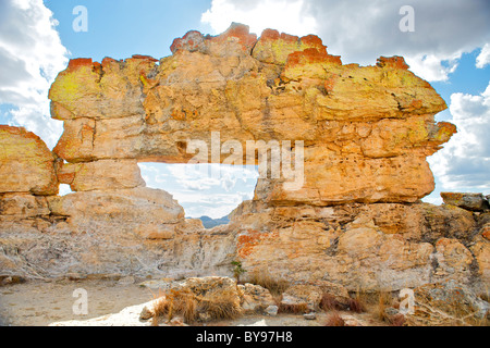 Das "Fenster" Rock-Feature im Isalo Nationalpark im Süden Madagaskars. Diese Region des Parks ist auf der Malaso-Schaltung. Stockfoto