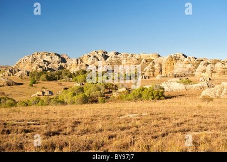 Blick über die Felslandschaft des Isalo Nationalparks im Süden Madagaskars. Dieser Bereich ist auf der Rennstrecke Piscine Naturelle. Stockfoto