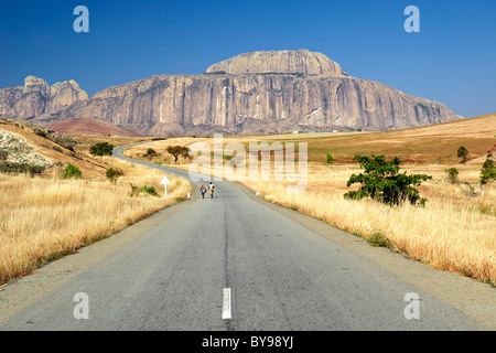 Madagassische paar zu Fuß auf der Straße nach Fandana (das Tor zum Süden), eine Felsformation im Südwesten Madagaskars. Stockfoto