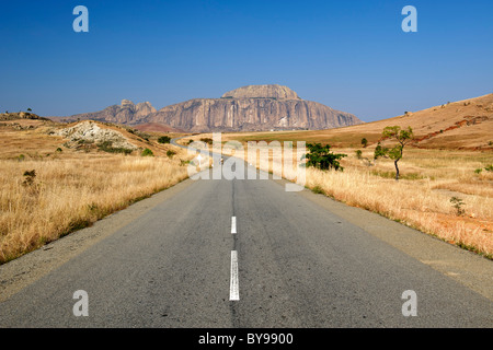 Madagassische paar zu Fuß auf der Straße nach Fandana (das Tor zum Süden), eine Felsformation im Südwesten Madagaskars. Stockfoto