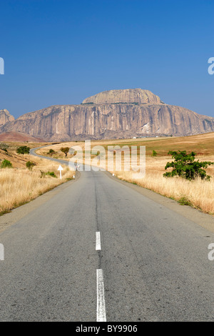 Fandana (das Tor zum Süden), einer Felsformation am Wegesrand RN7 im Südwesten Madagaskars. Stockfoto