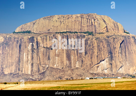 Fandana (das Tor zum Süden), einer Felsformation am Wegesrand RN7 im Südwesten Madagaskars. Stockfoto