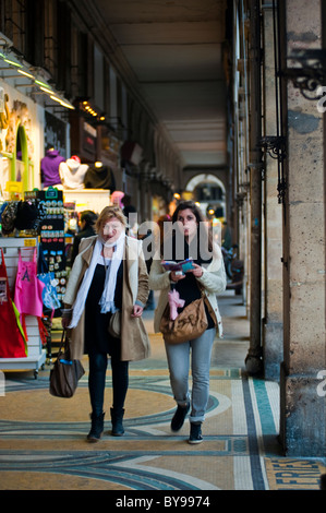 Paris, Street France, Women Walking in Archway Sidewalk, Shopping, Rue de Rivoli, lebhafte pariser Straßenszene Stockfoto