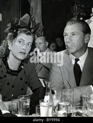 GARY COOPER (1901-1961) U.S. Schauspieler im New Yorker Stork Club mit Frau Veronica ca. 1943 Stockfoto