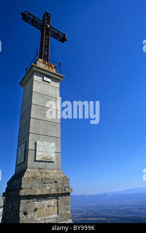 Überqueren Sie auf Mont Sainte-Victoire, mit Blick auf die Landschaft hinter, Provence, Frankreich. Stockfoto